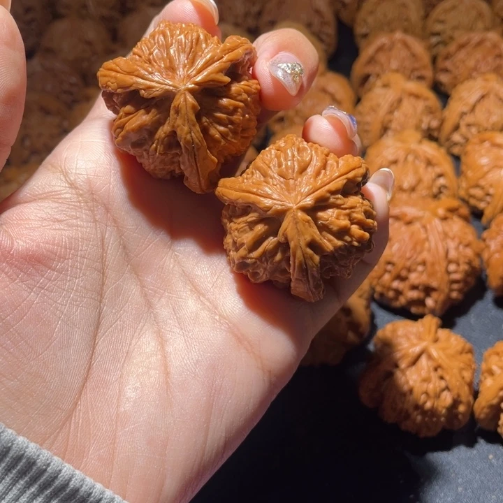 卫***.文玩核桃吊坠白狮子