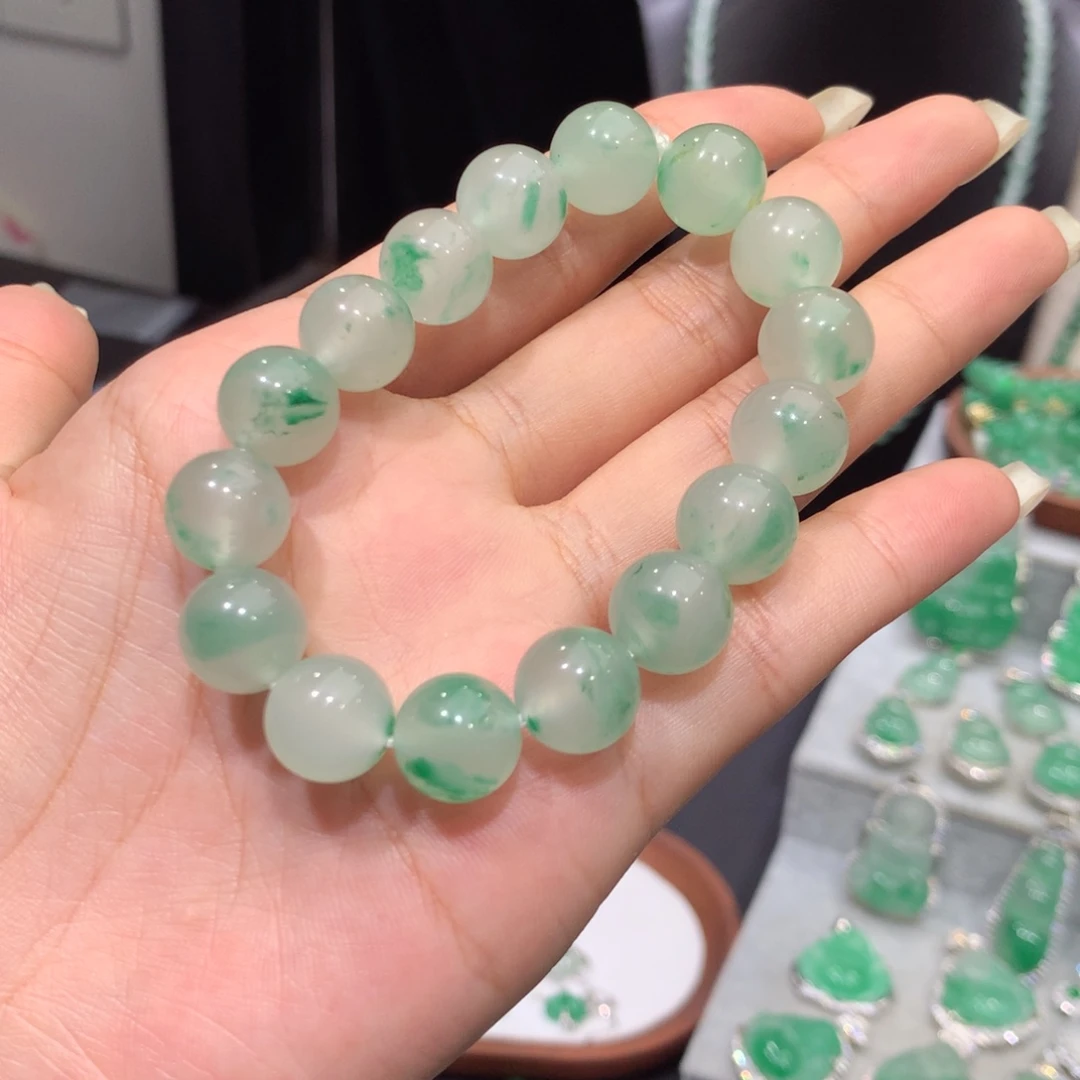 颈饰未镶嵌石英质玉（非洲翠）