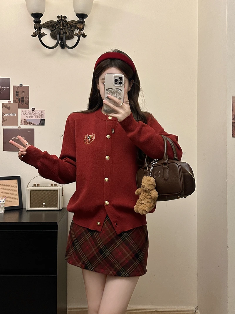 秋冬新款胖mm大码女学院风刺绣毛衣上衣格子短裙套装71789+21014