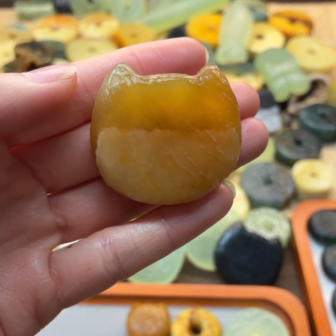 我***抱蛇纹石玉未镶嵌颈饰