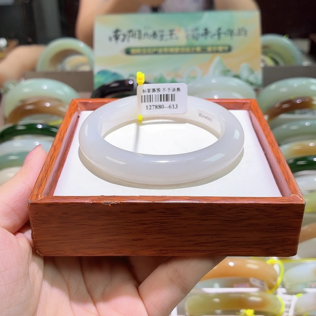 和田玉手镯未镶嵌53。 54/55