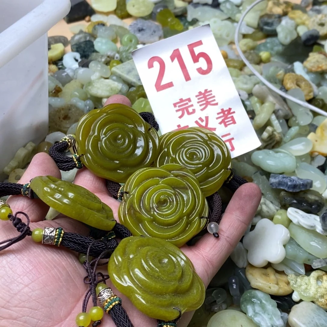 蛇纹石玉挂坠未镶嵌