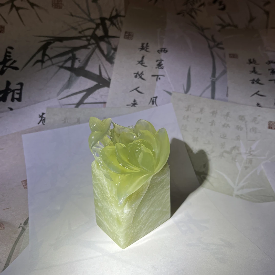 精品天然岫玉荷花印章