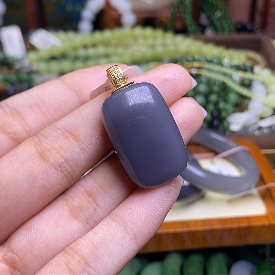 和田玉未镶嵌颈饰烟紫浓色金镶无事牌