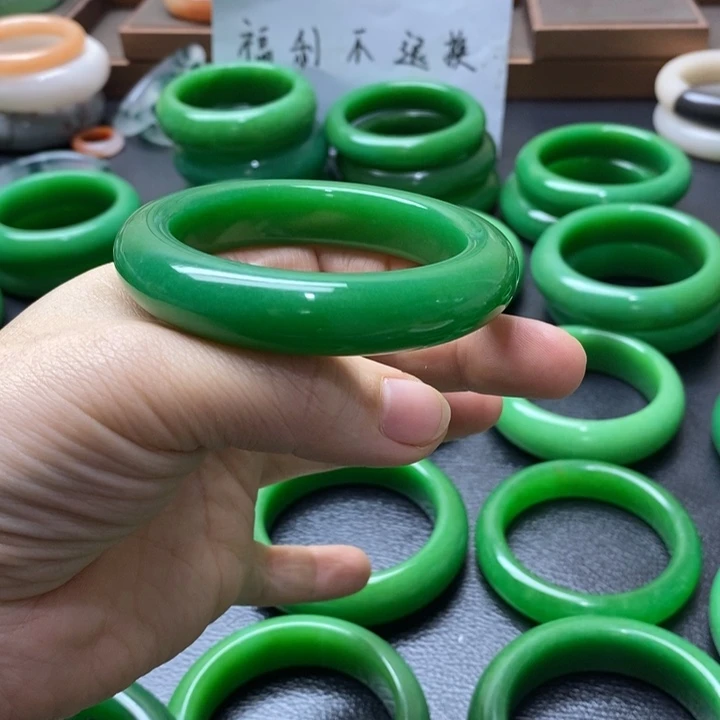 石英质玉未镶嵌手镯初**怡