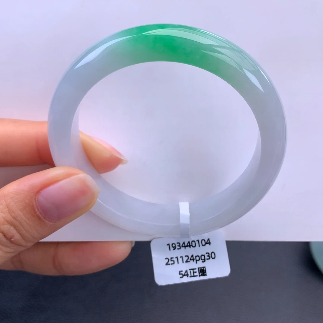 翡翠未镶嵌手镯糯冰白底阳绿手镯（有纹捡漏）