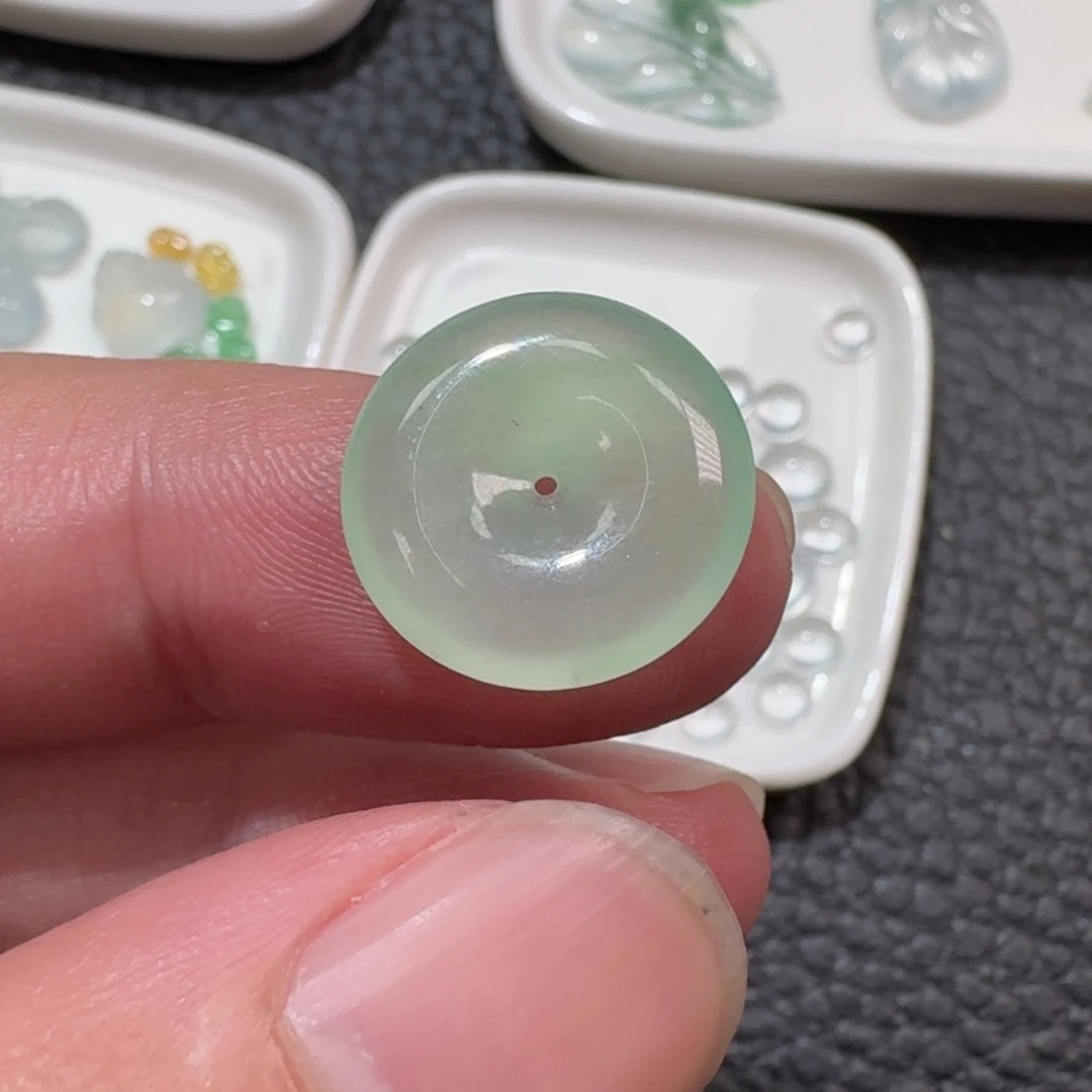 翡翠未镶嵌颈饰平安扣