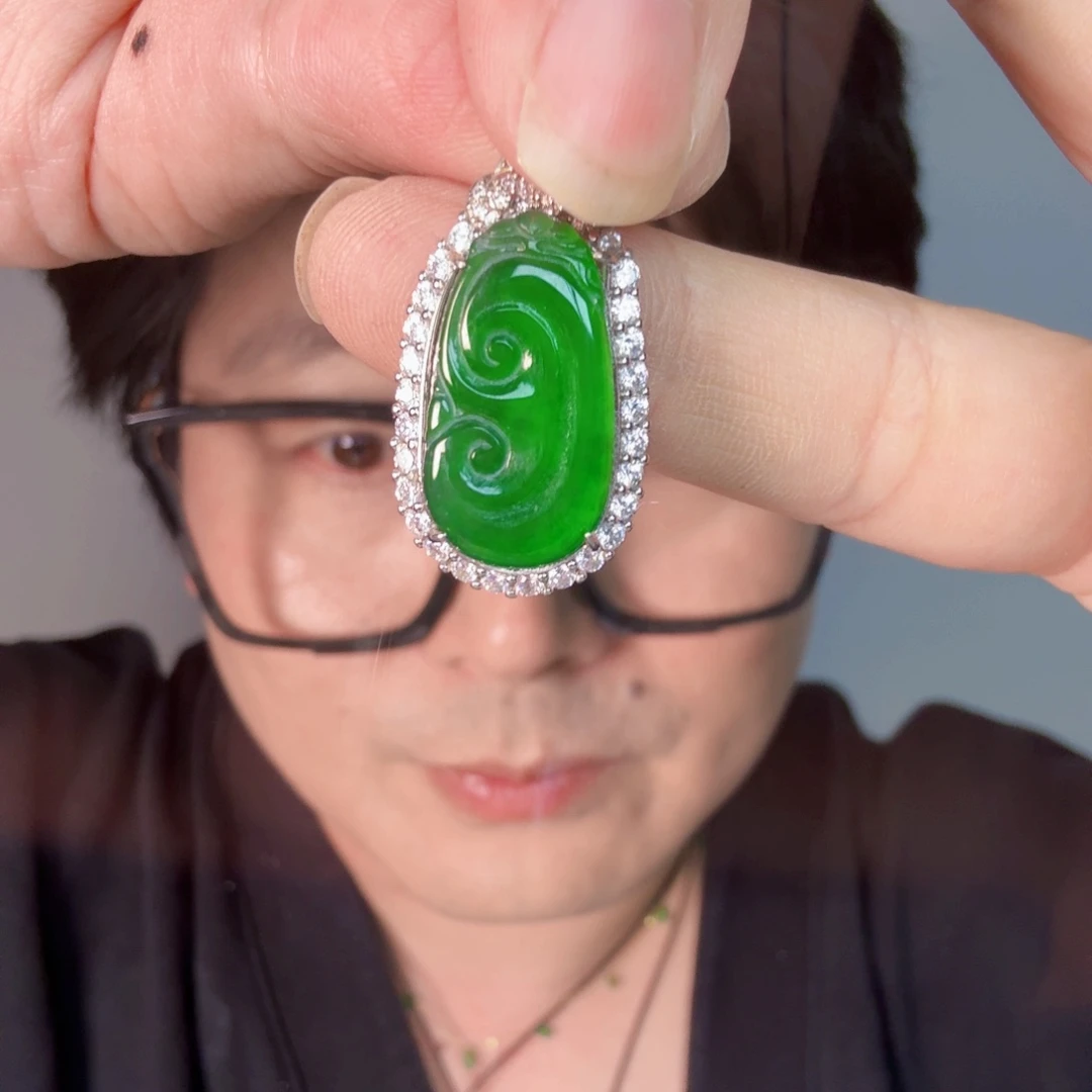 翡翠未镶嵌颈饰一件
