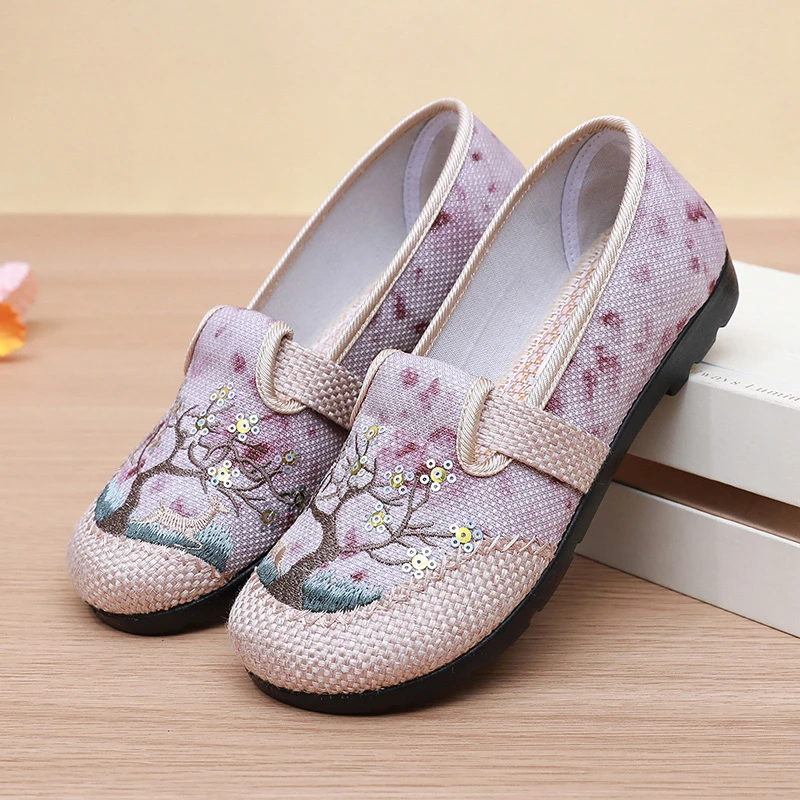 老北京布鞋新款中式透气绣花鞋民族风平底软底妈妈鞋