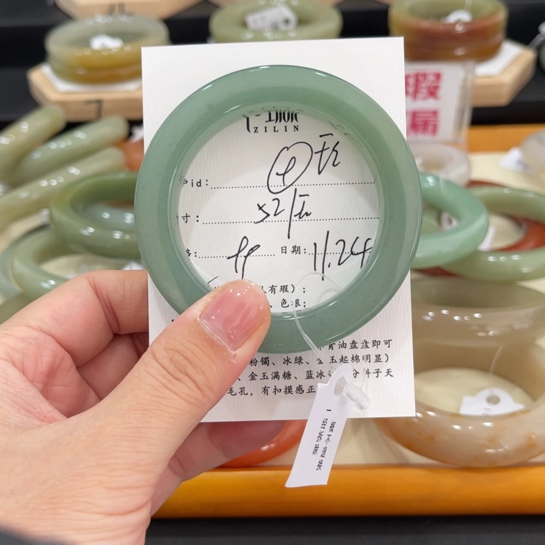 未镶嵌手镯石英质玉
