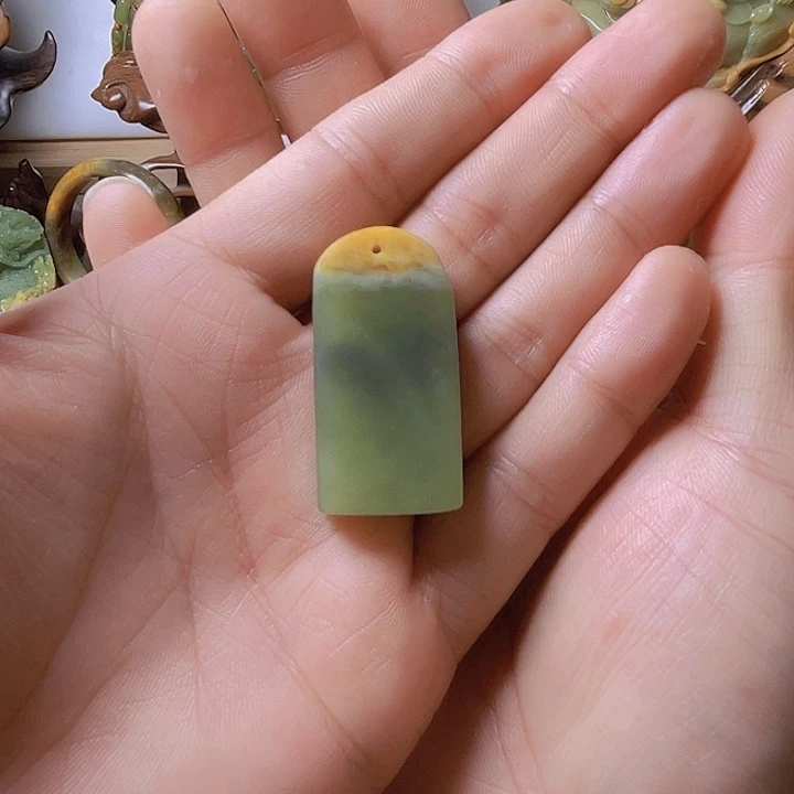 颈饰未镶嵌透闪石质玉缘**你