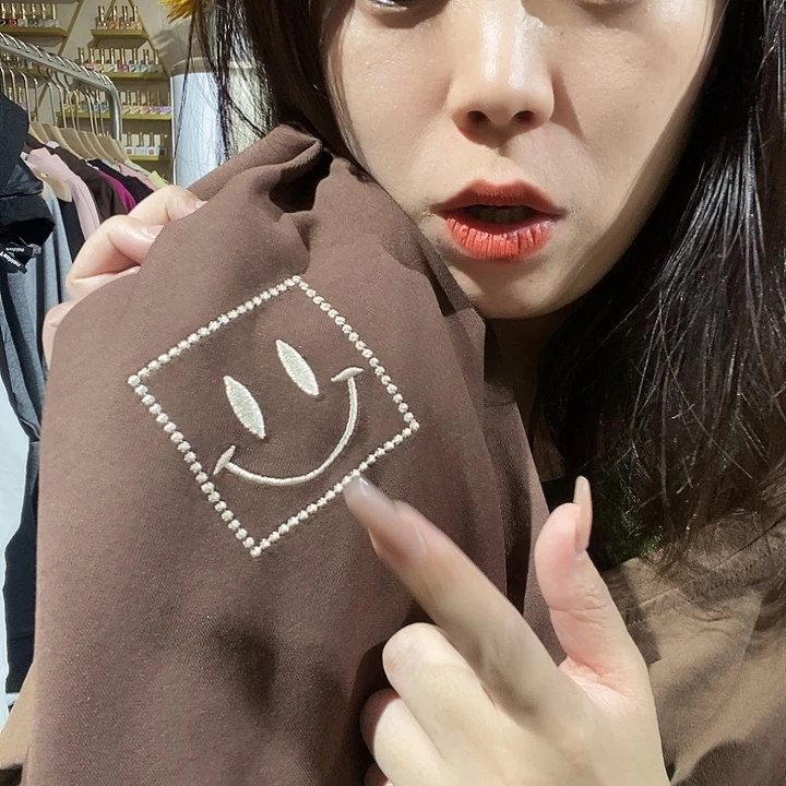 笑脸咖色T恤大板一
