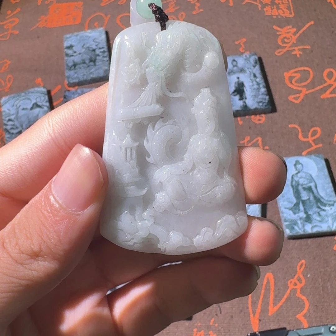 翡翠未镶嵌颈饰的姐姐