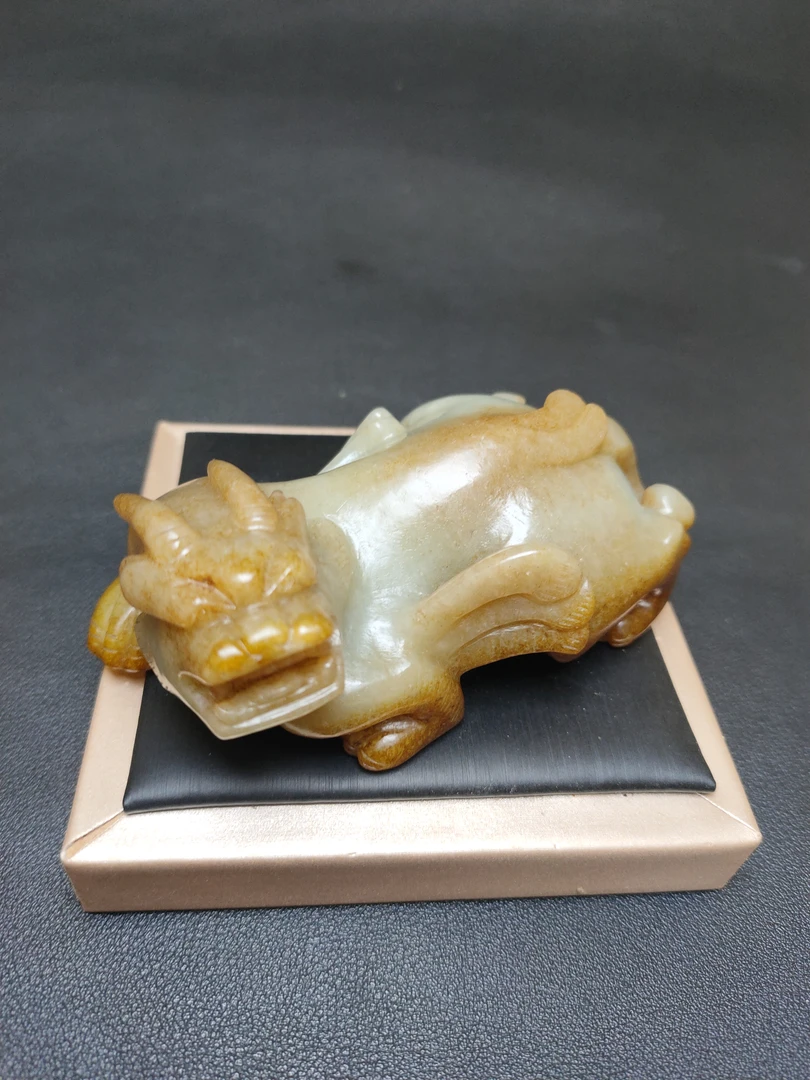 新疆和田玉，汉瑞兽沁色自然，品相完美