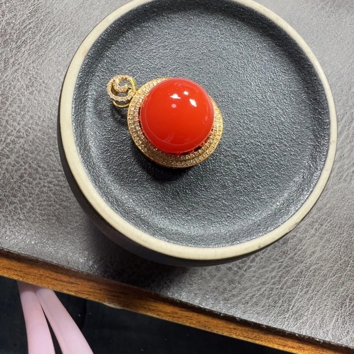 18K金镶嵌胸坠南红玛瑙