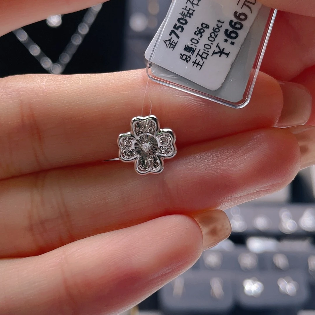 钻石吊坠(不含链)18K金镶嵌任****3吊坠