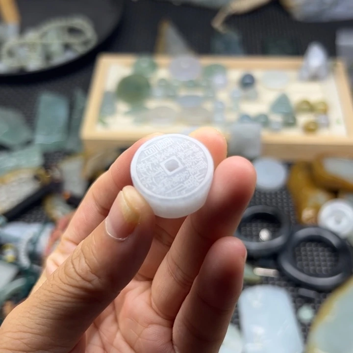 翡翠未镶嵌颈饰山鬼花钱