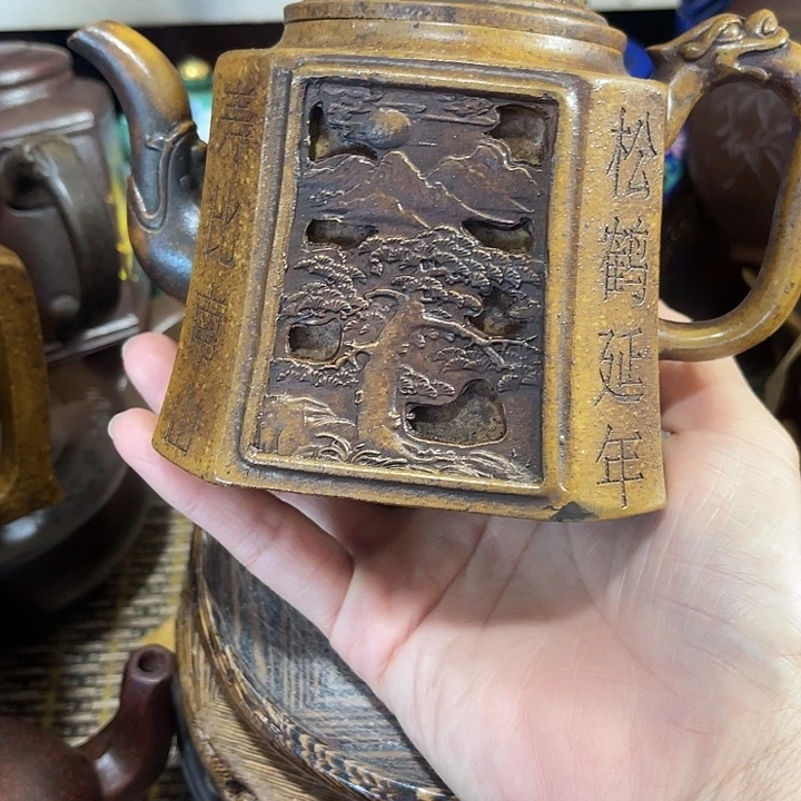 茶壶紫泥原矿泥料手工制作的一把紫砂壶。