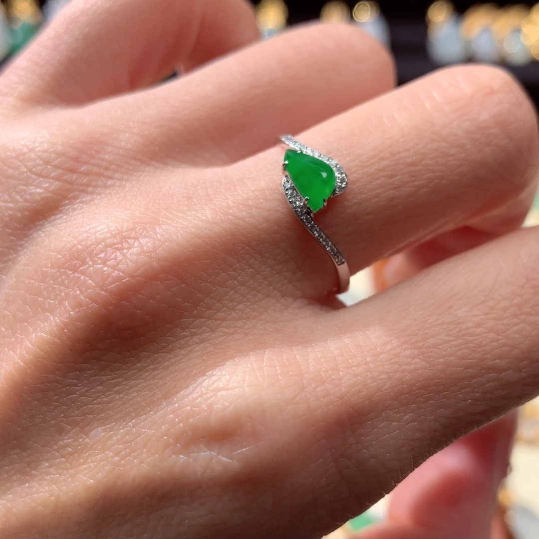 翡翠颈饰18K金镶嵌留*白翡翠