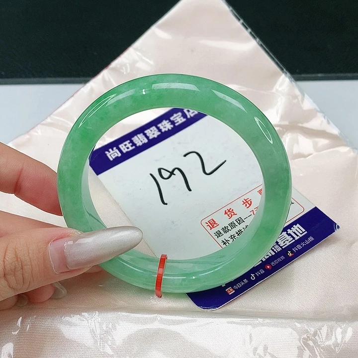 翡翠手镯未镶嵌翡翠12