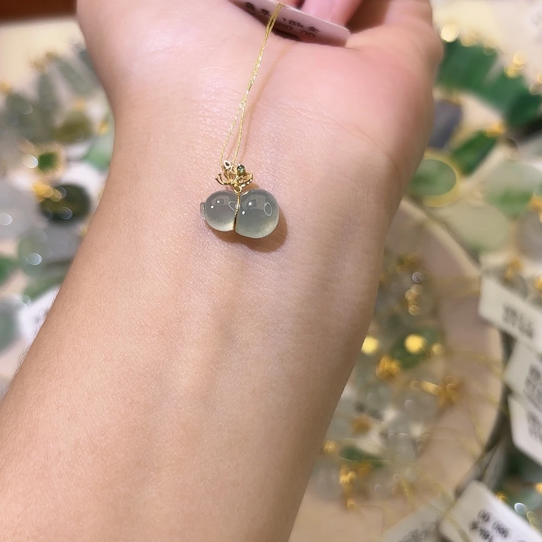 翡翠18K金镶嵌颈饰葫芦