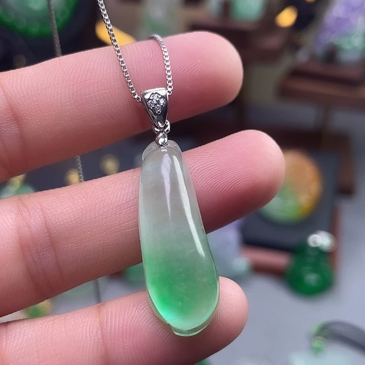 翡翠未镶嵌吊坠(赠链)