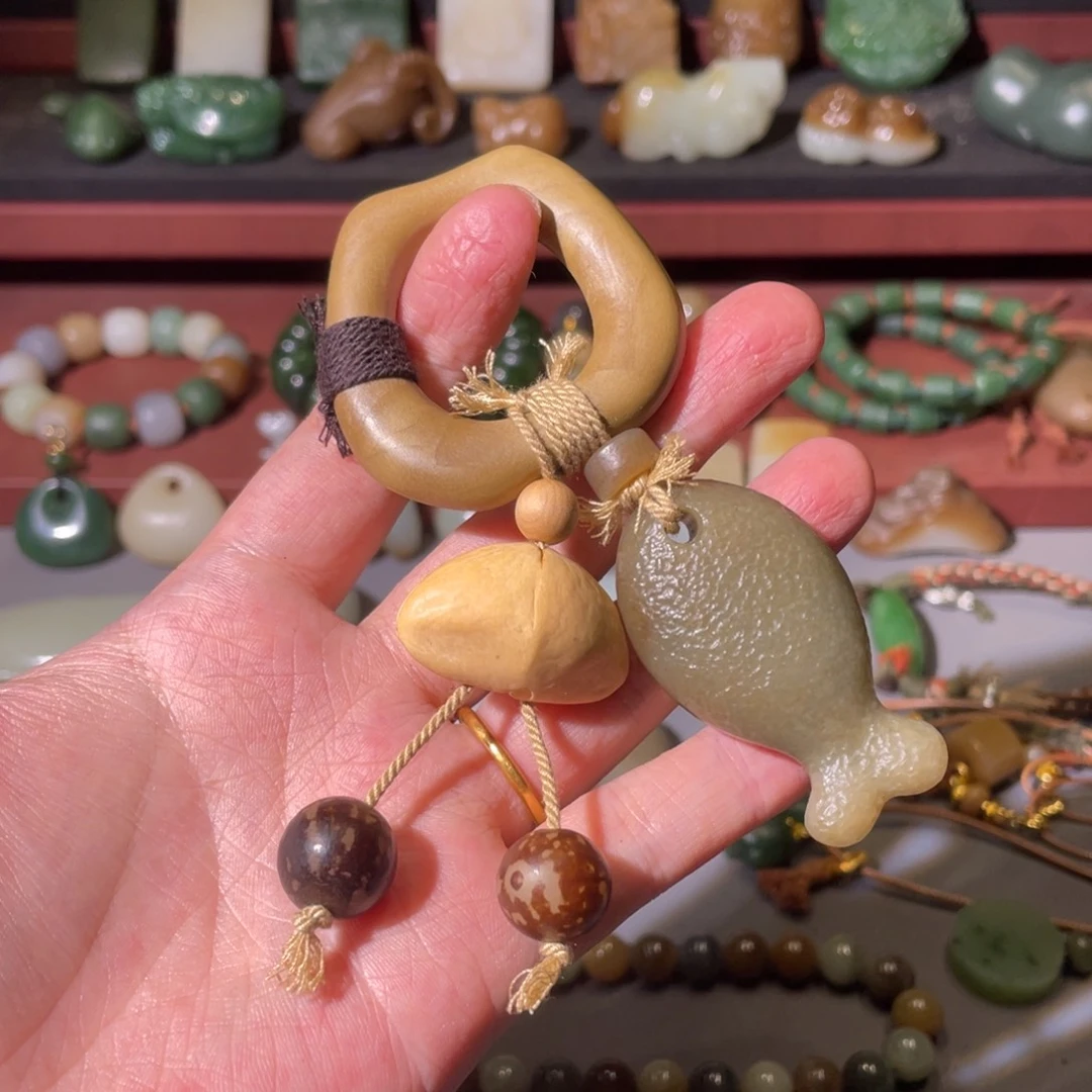 小***雪和田玉未镶嵌颈饰