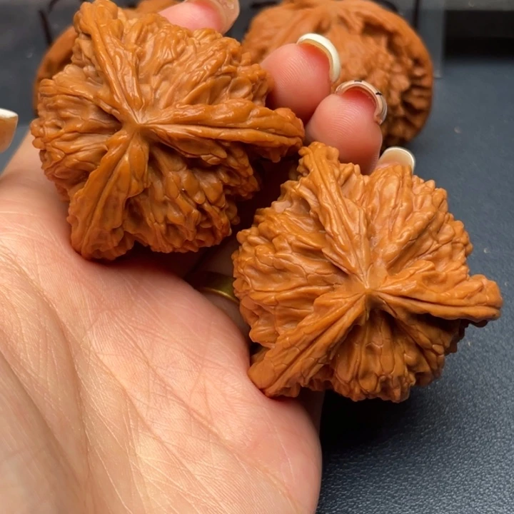 王***二文玩核桃吊坠白狮子