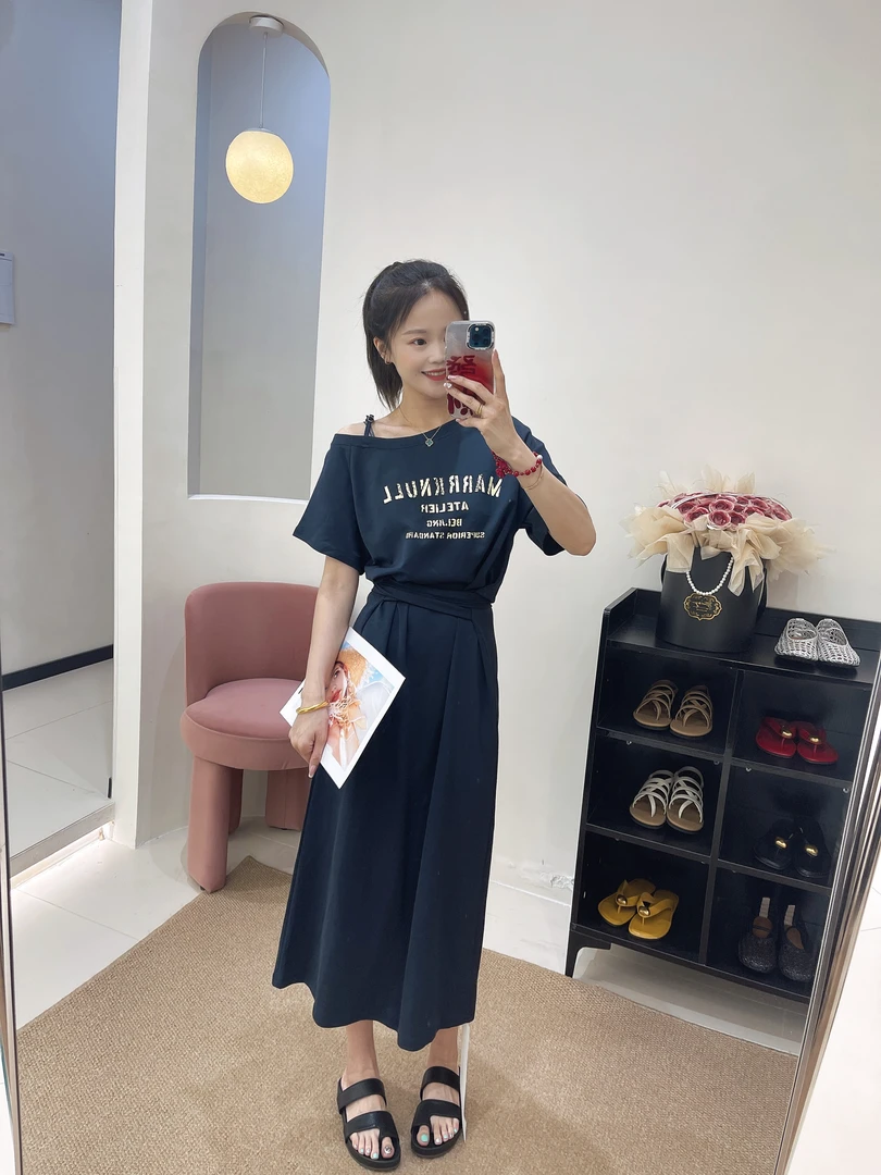 君君家【斜肩T裙】25209斜领露肩印花字母后开叉绑带收腰中长款T裙