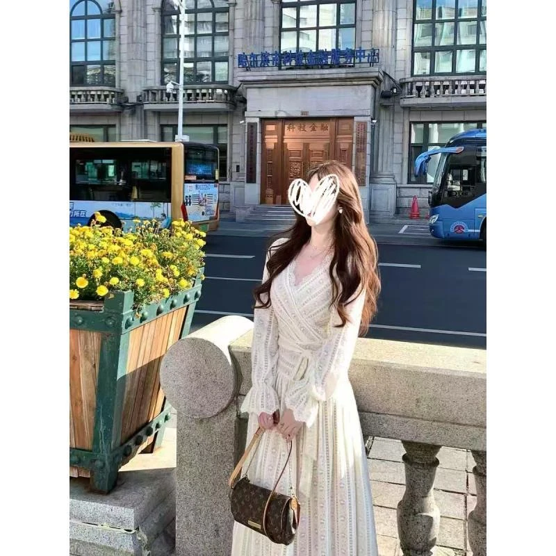 秋冬新款法式复古气质显瘦设计感连衣裙收腰长袖雪纺V领长裙