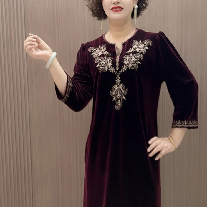 高端气质妈妈秋装新款洋气绣花丝绒宽松大码遮肚过膝连衣裙