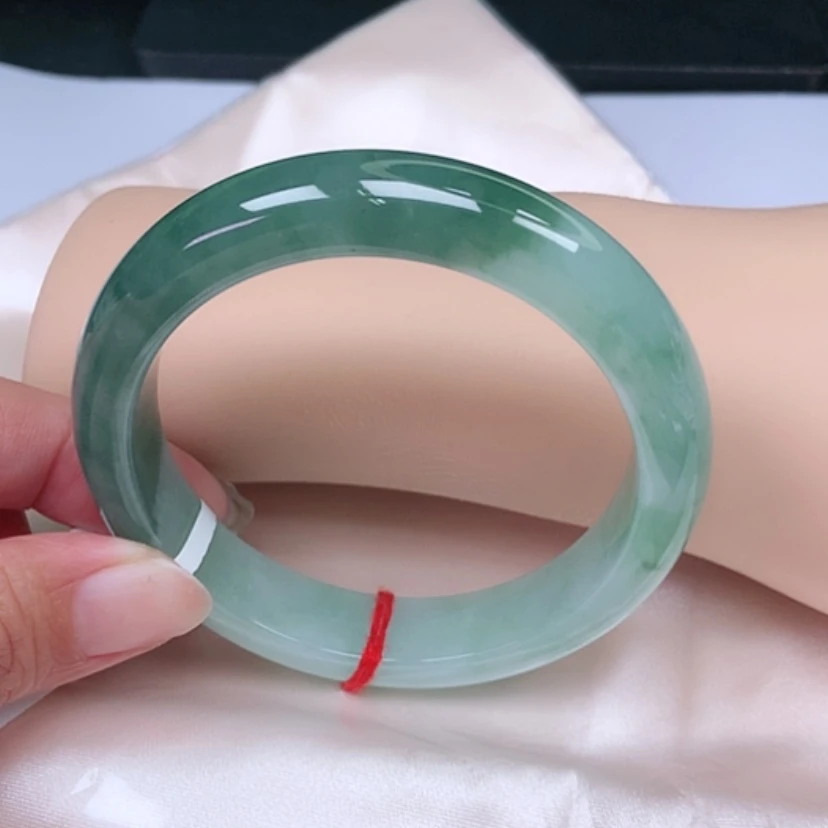 【闪购商品】翡翠手镯未镶嵌小**吗，