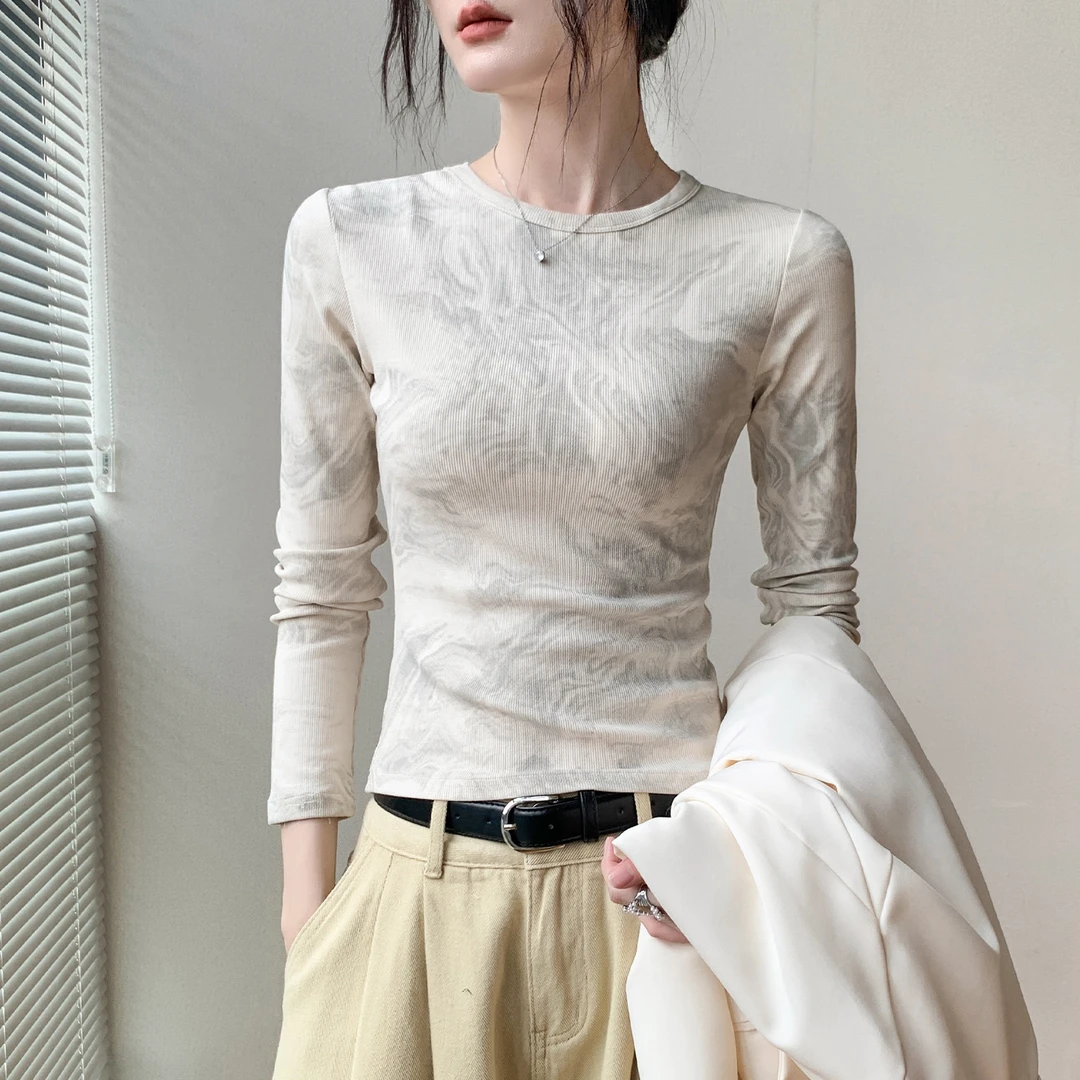 歌倍尚圆领扎染长袖T恤女2025秋季新款正肩修身显瘦小众百搭上衣