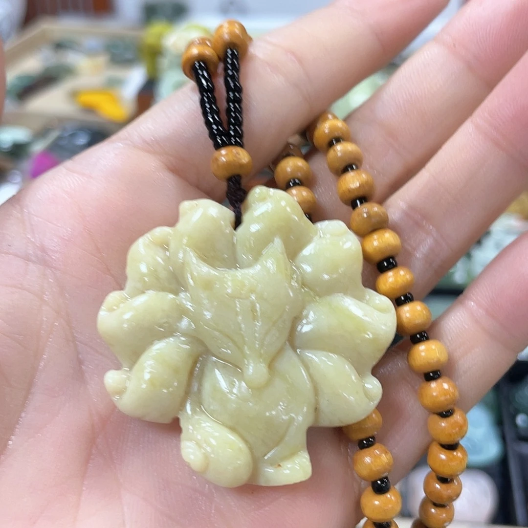 蛇纹石玉颈饰未镶嵌