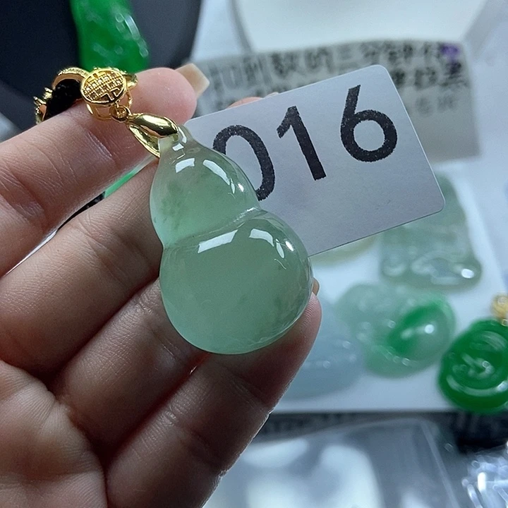 翡翠未镶嵌吊坠(赠链)