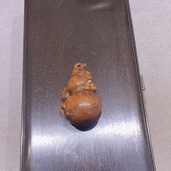 花梨木类大***下貔貅葫芦摆件