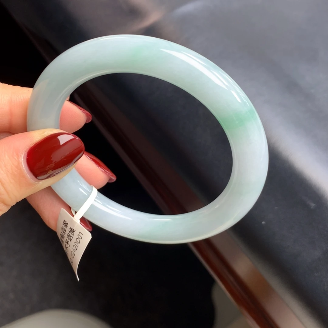 翡翠未镶嵌手镯牛奶底