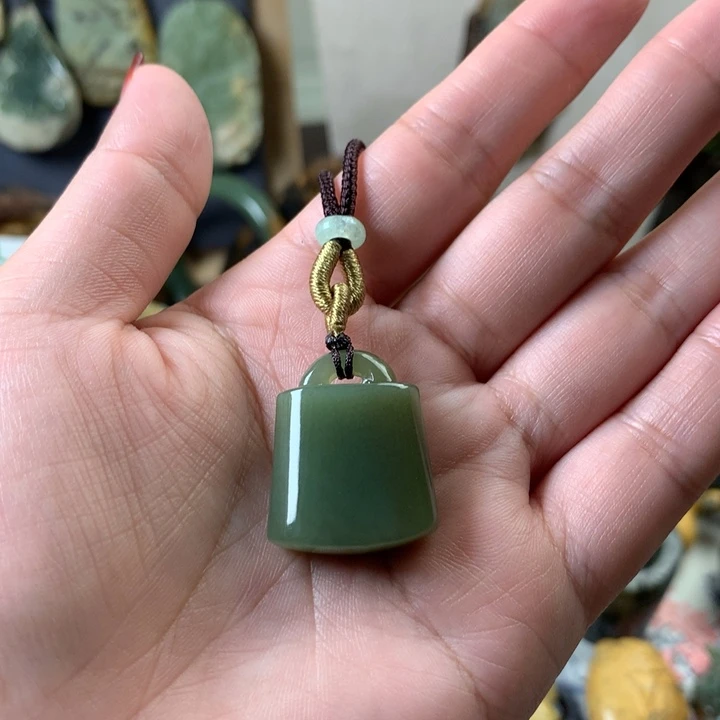 透闪石质玉挂件未镶嵌征*