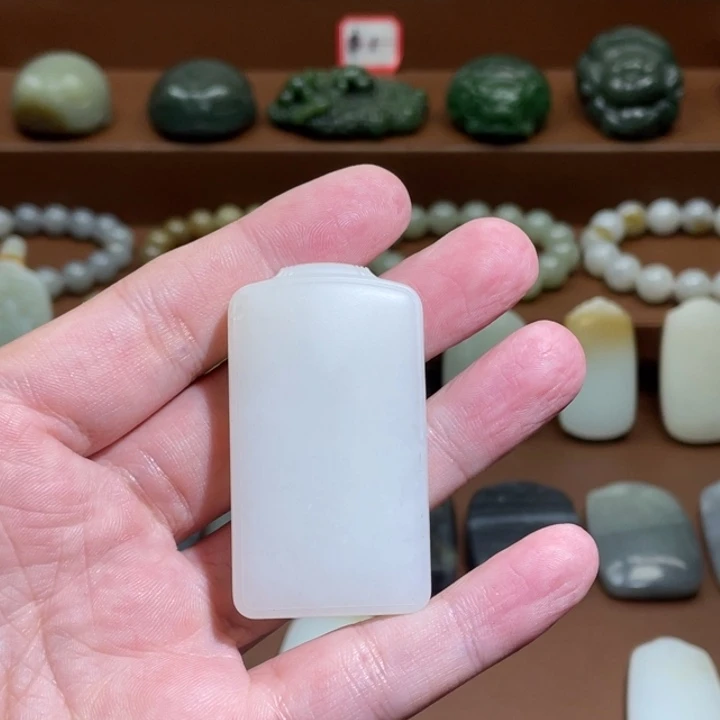 像***看和田玉未镶嵌颈饰