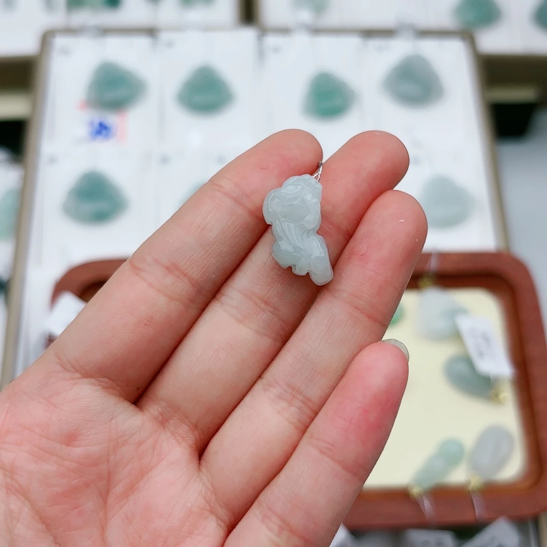 翡翠颈饰未镶嵌貔貅