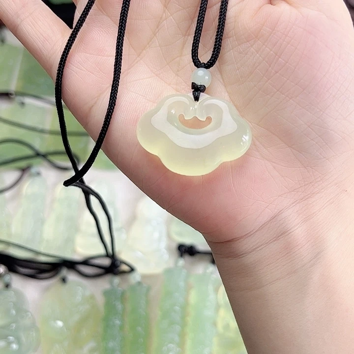 蛇纹石玉未镶嵌颈饰吊坠