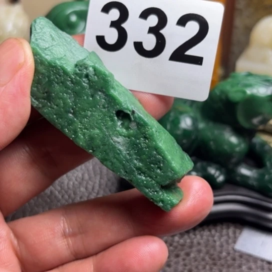 衆***動老挝石精美掘绿石有裂