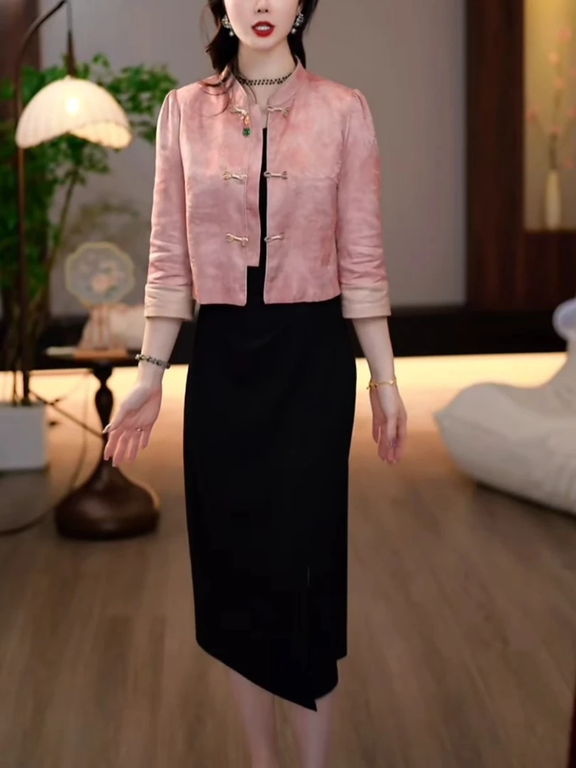 桃花粉缎面套装2025爆款温柔优雅新中式提花国风外套+黑色裙子