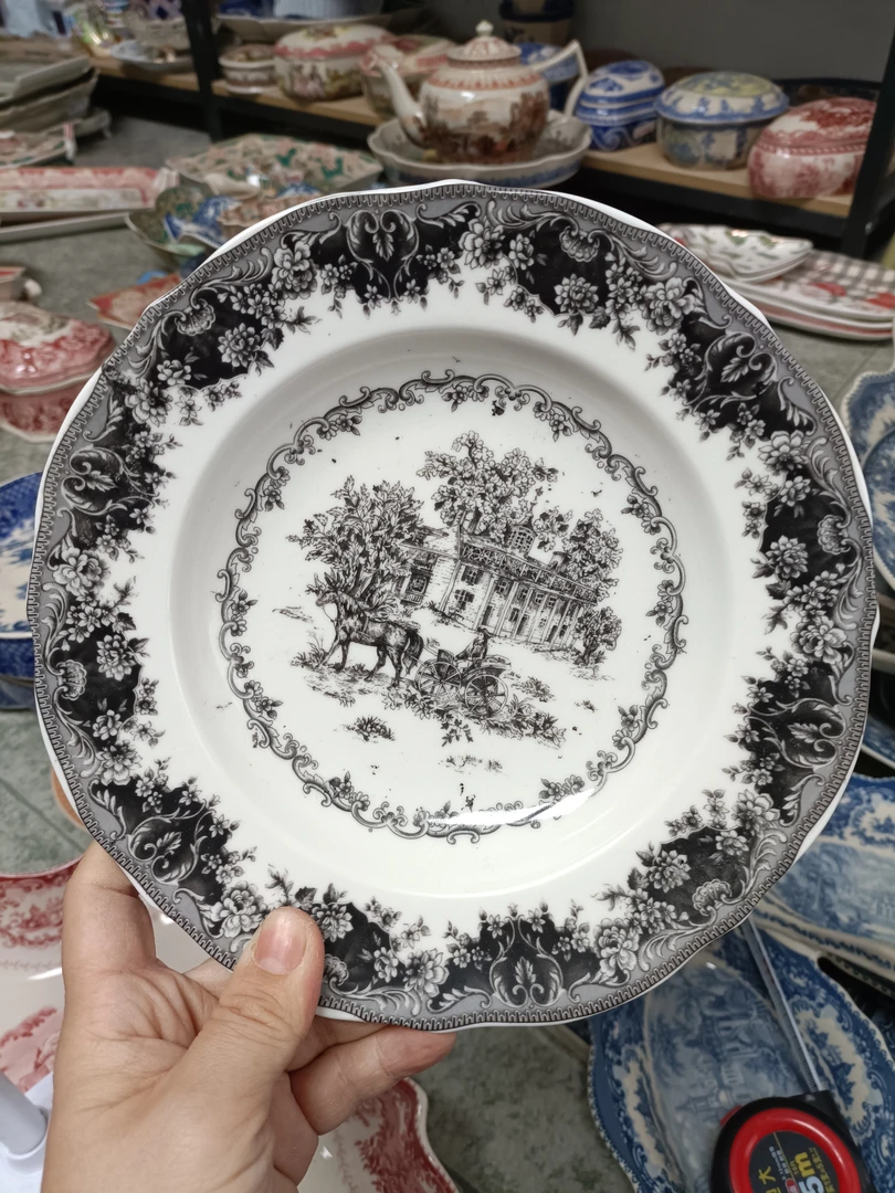 欧洲名画白瓷战马汤盘有瑕