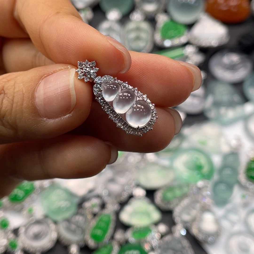 翡翠18K金镶嵌颈饰