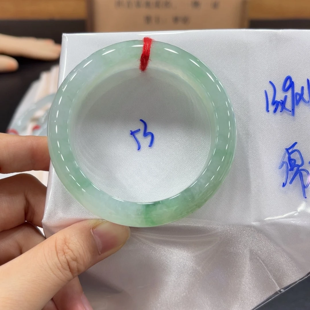 翡翠手镯未镶嵌翡翠