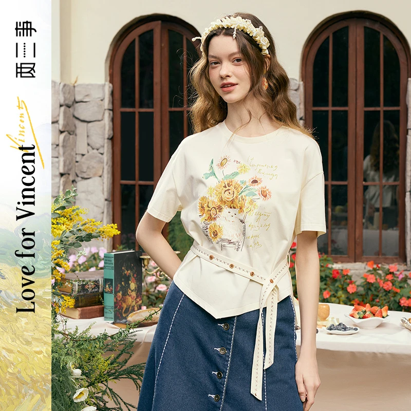 两三事梵高文艺葵焰喵憩2025春新款不规则下摆系带印花短袖t恤女