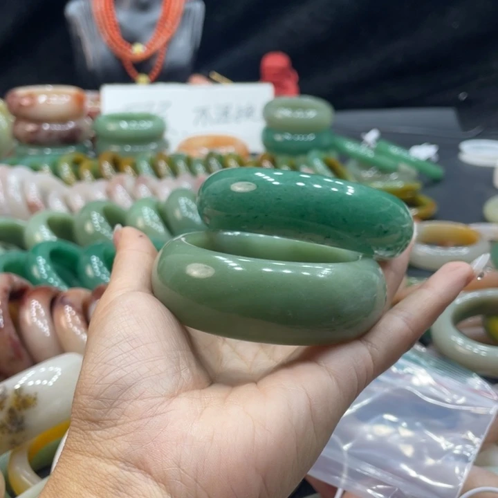 用***4石英质玉未镶嵌珠宝奇石