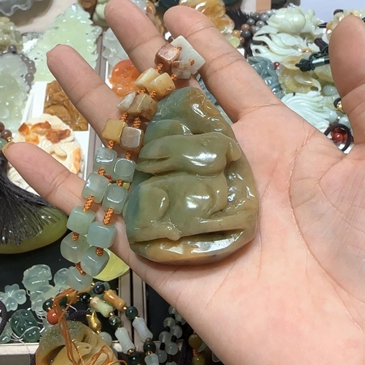 蛇纹石玉未镶嵌吊坠