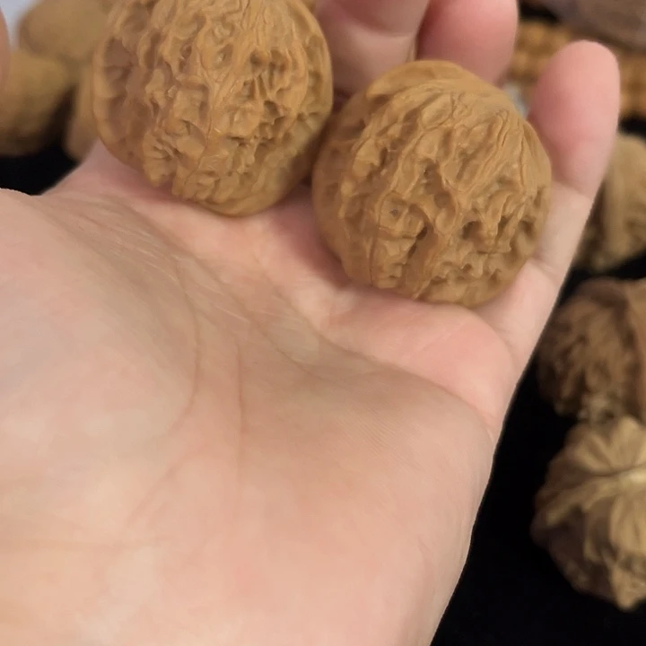 把件文玩核桃37左右微微瑕野狼，编号001